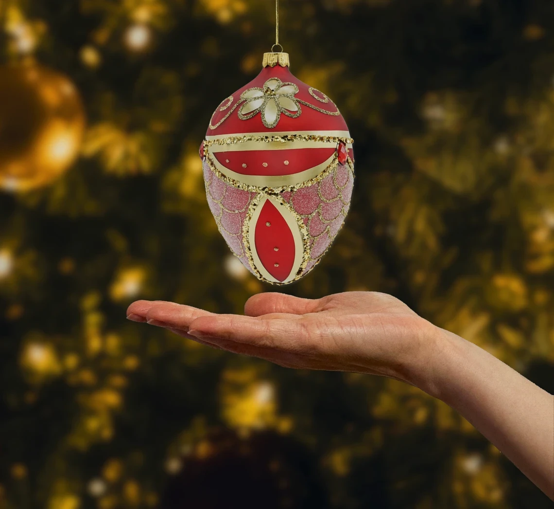 Jajo ze złotym kwiatem: czerwone realne zdjęcie