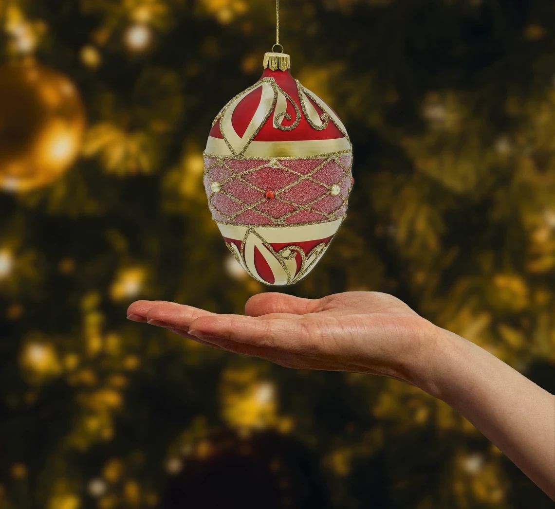 Jajo ze złotym ornamentem: czerwone realne zdjęcie