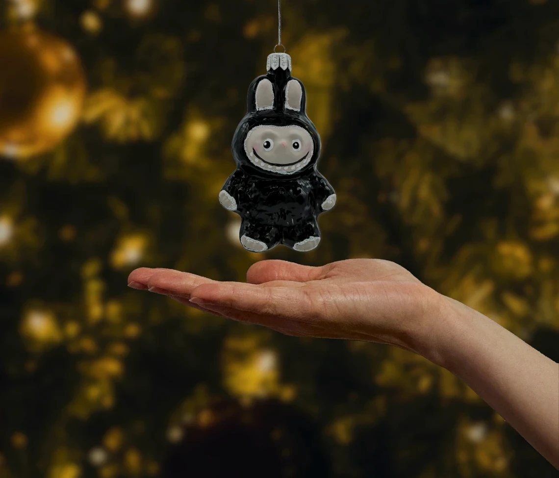 Labubu: czarne realne zdjęcie