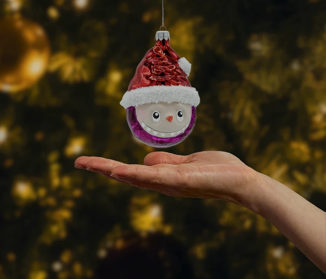 Labubu w czapce Mikołaja: fioletowe realne zdjęcie