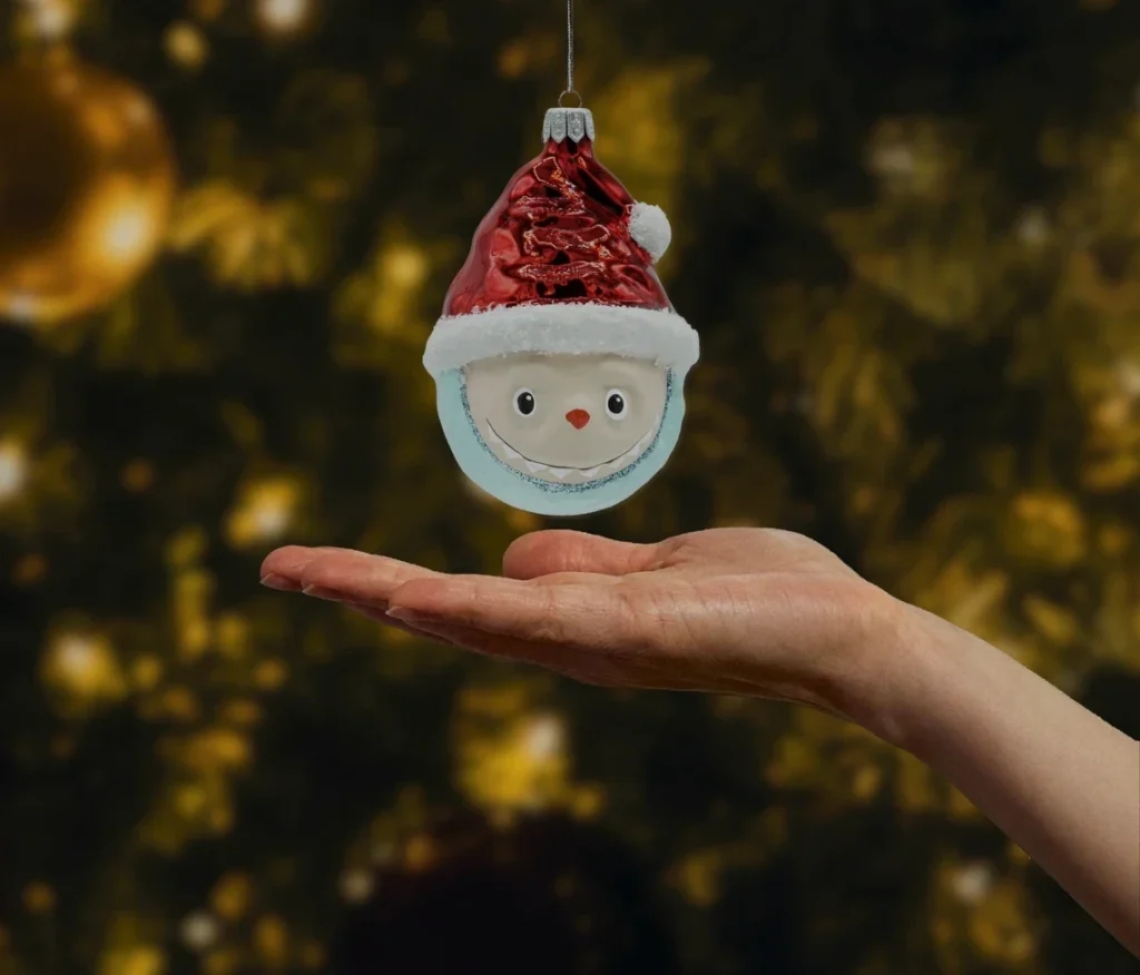 Labubu w czapce Mikołaja: niebieskie realne zdjęcie
