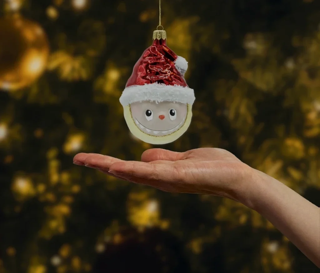 Labubu w czapce Mikołaja: żółte realne zdjęcie