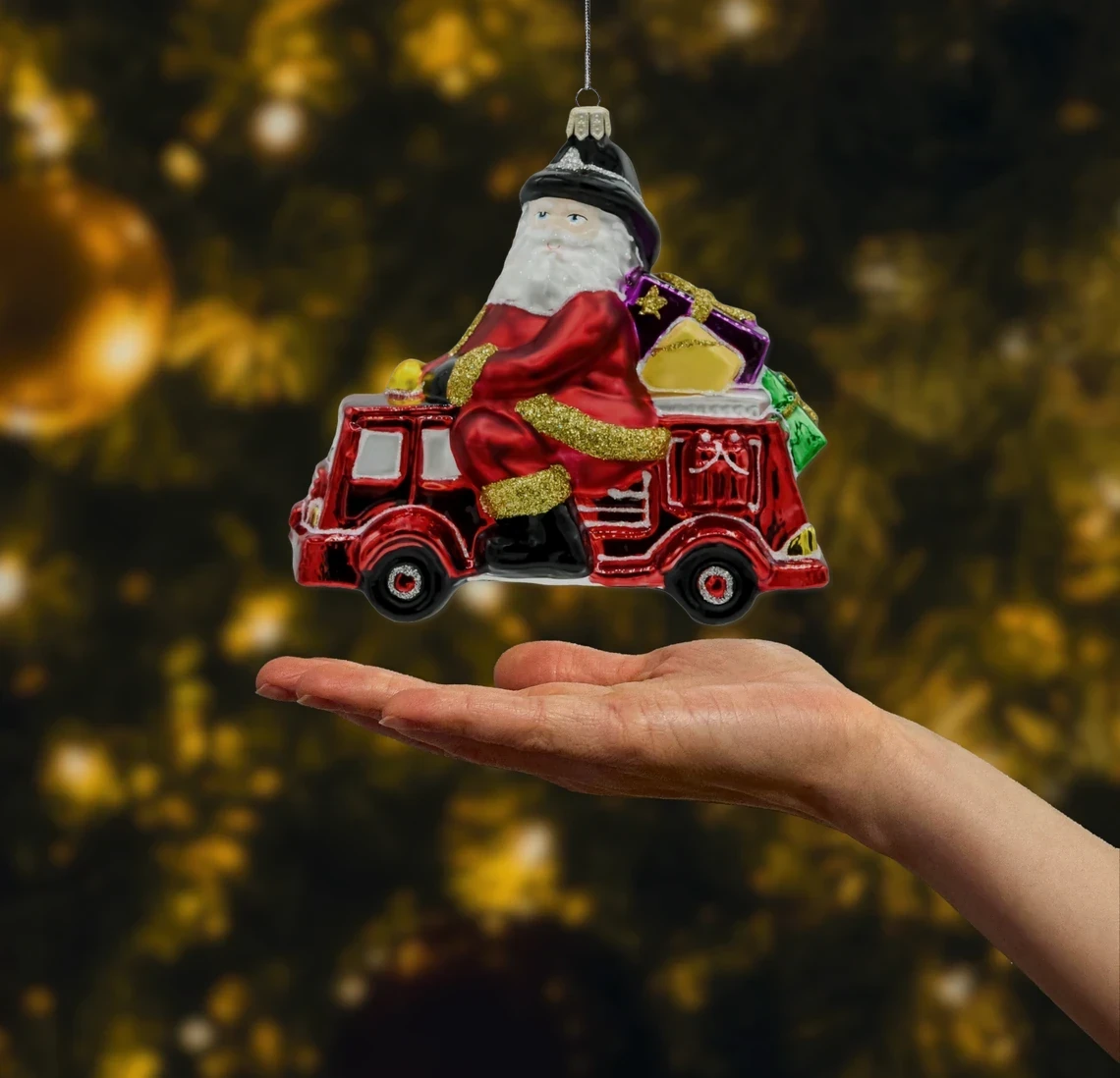 Mikołaj w wozie strażackim realne zdjęcie