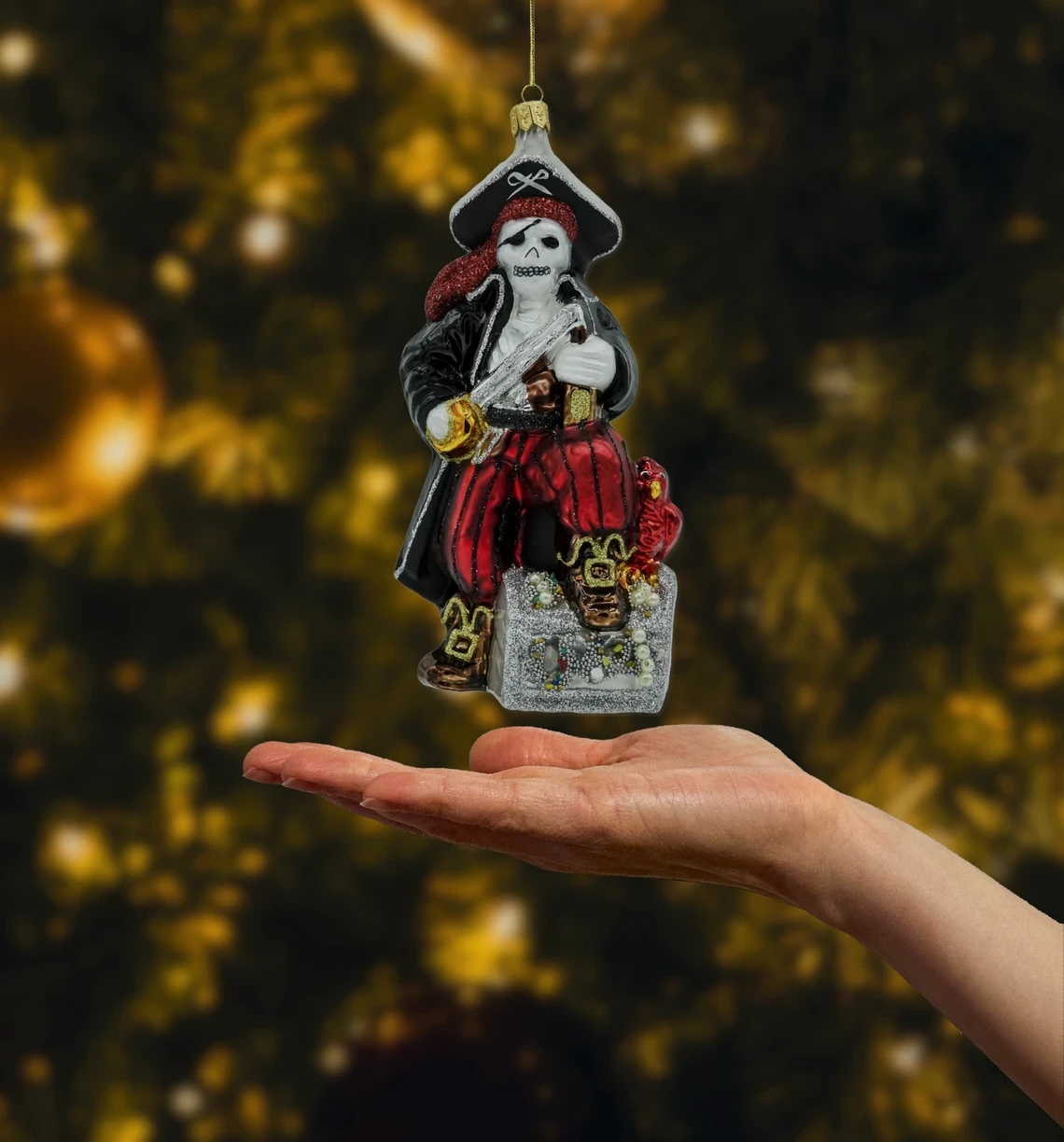 Pirat z kufrem skarbów realne zdjęcie