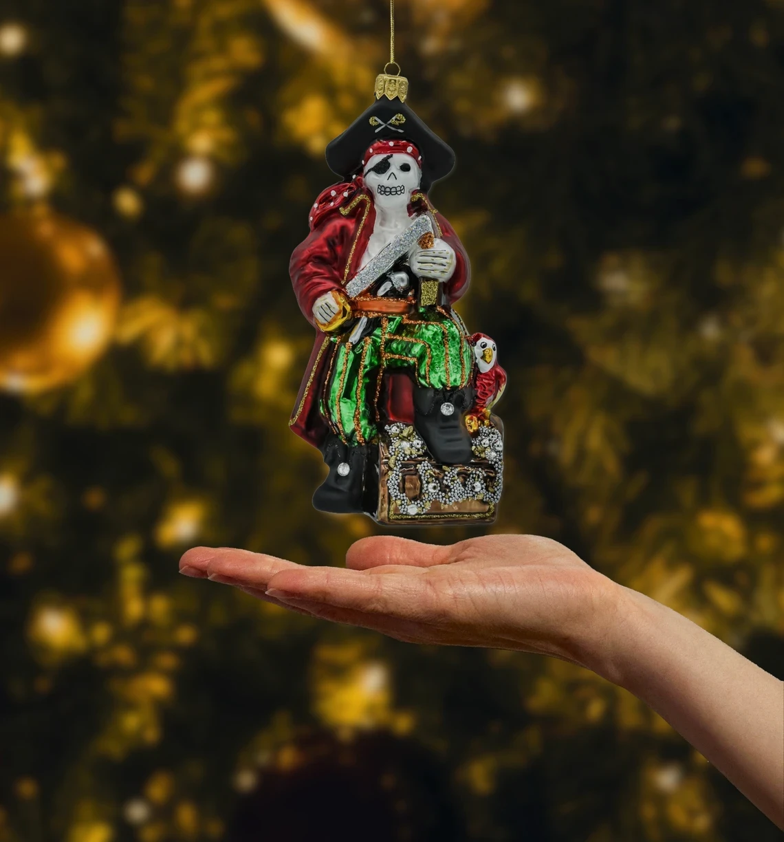 Pirat ze skrzynią skarbów realne zdjęcie