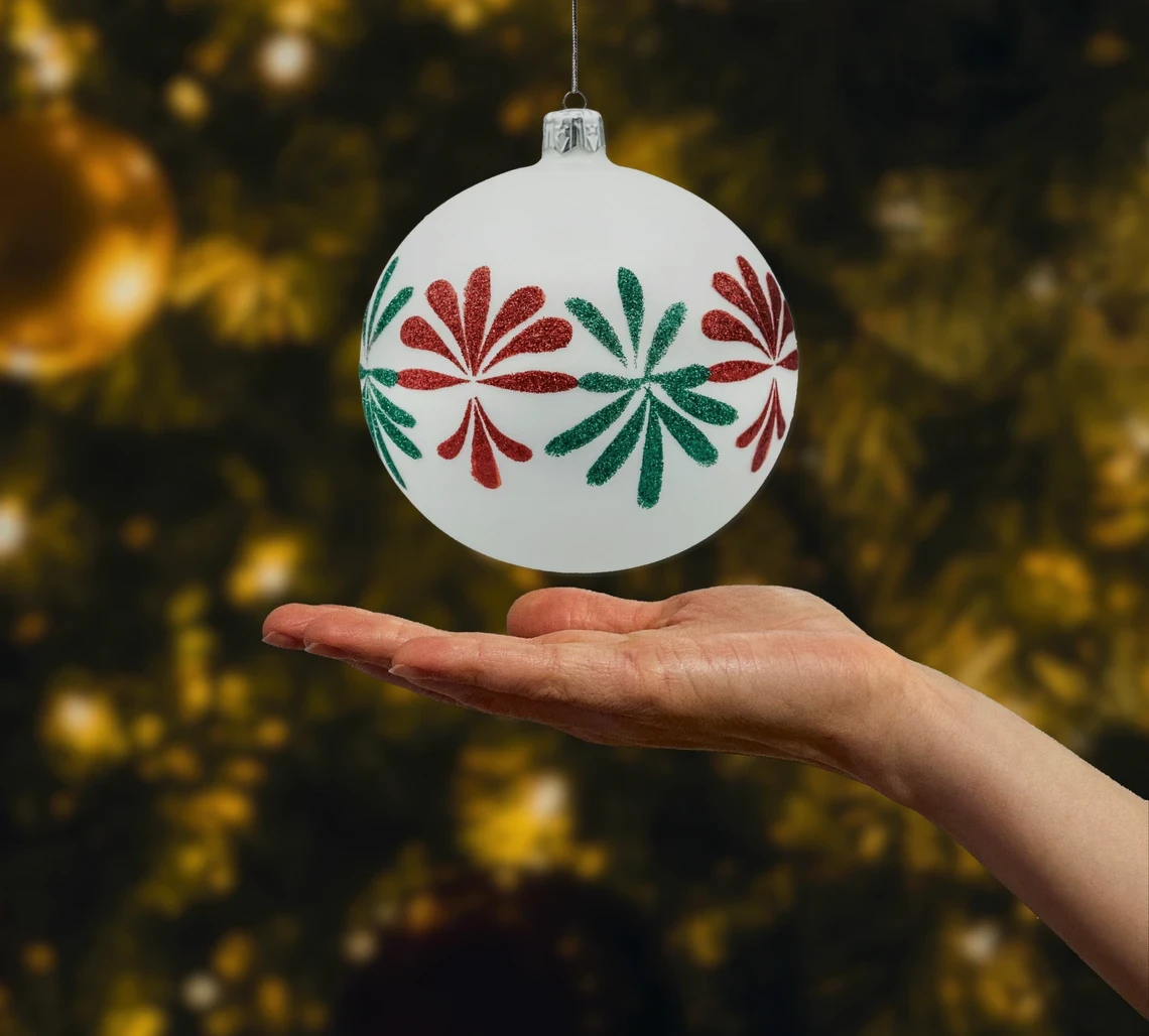 Bombki okrągłe: biała satyna z czerwono-zielonym brokatem realne zdjęcie