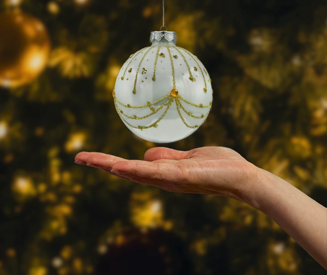 Realne zdjęcie Bombki okrągłe: perłowa biel z kryształkami