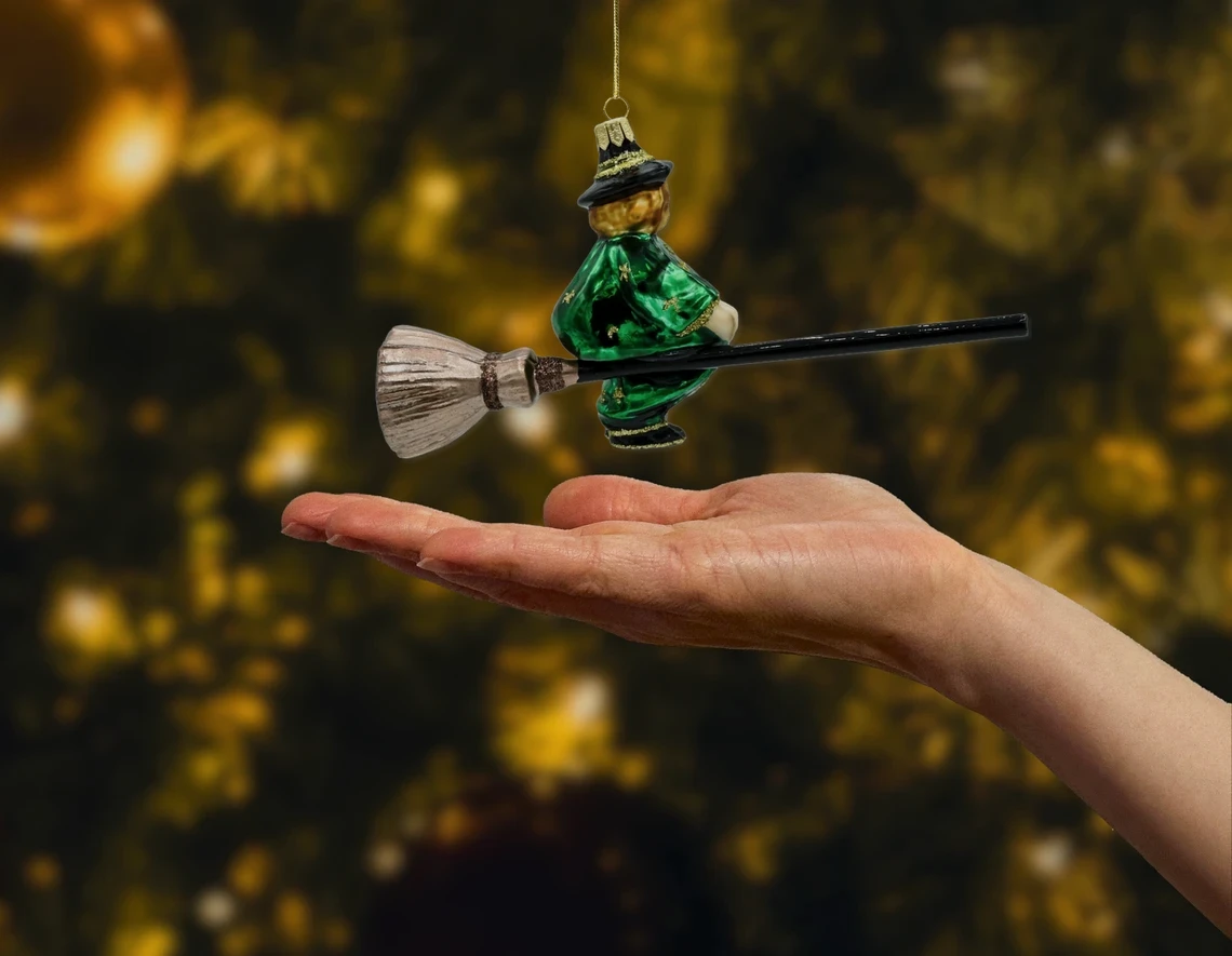 Czarownica na miotle: zielona realne zdjęcie