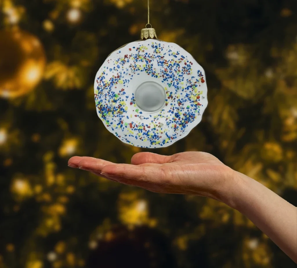 Donut z białym lukrem realne zdjęcie