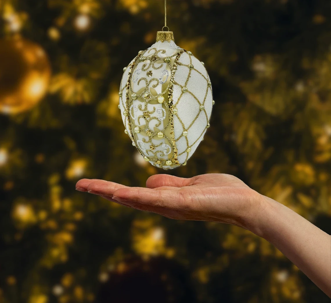 Jajo ze złotym ornamentem: białe realne zdjęcie