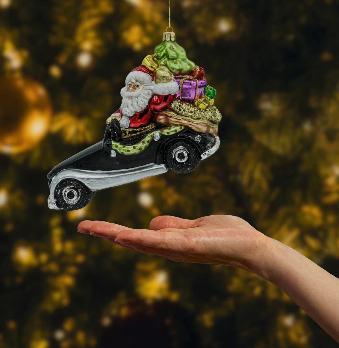 Bombka szklana Mikołaj w aucie retro z prezentami realne zdjęcie