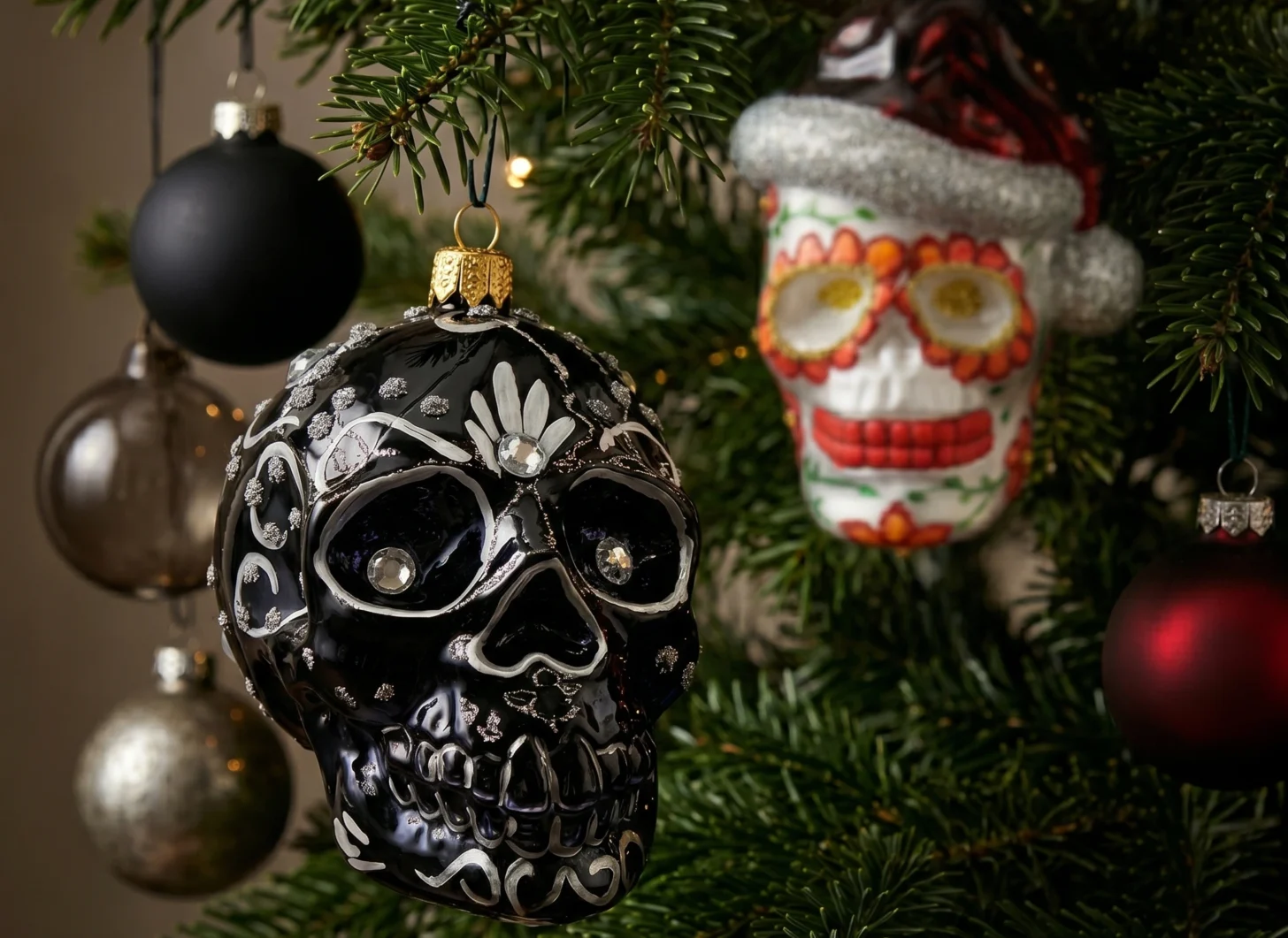 Bombki na Halloween – mroczne i eleganckie dekoracje