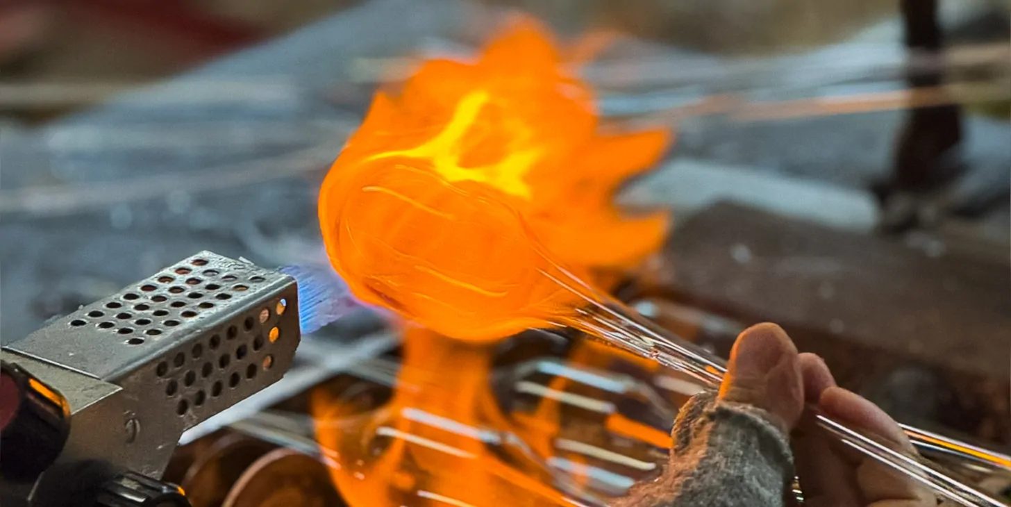 Wnętrze manufaktury bombek – nagrzewanie szkła nad płomieniem